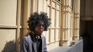 homme afro-américain s'amusant à marcher dans le centre-ville - jeune homme heureux profitant d'un coucher de soleil en plein air - mode de vie de la génération du millénaire et concept d'attitude positive des personnes photo