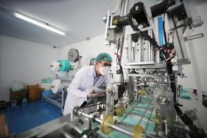 laboratoire de sciences médicales avancées, scientifique médical travaillant dans la production de masques médicaux. photo