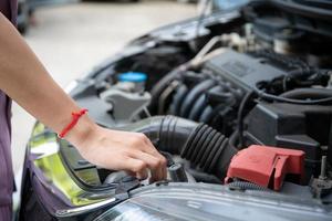 femme méconnaissable réparant une voiture. photo