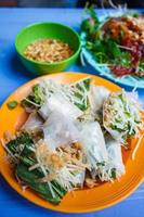 cuisine de rue vietnamienne, légumes frais avec peau de canard croustillante