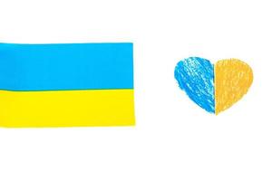 drapeau de l'ukraine sur fond blanc et coeur en papier, peint dans la couleur du drapeau de l'ukraine. le symbole de l'état photo