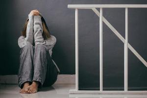 jeune femme déprimée et triste assise seule à la maison photo