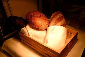 pains et petits pains dans une boîte en bois