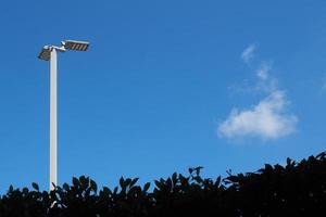 les poteaux électriques pour l'éclairage utilisent l'énergie solaire. concept d'énergie propre énergie alternative énergie solaire