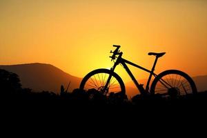 silhouette de vélo de montagne dans une belle vue. concept de cyclisme et d'aventure photo