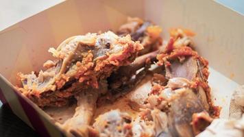 notion de gaspillage alimentaire. os de poulet frit dans un restaurant photo