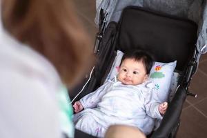 bébé nouveau-né asiatique enfant contact visuel avec maman gentillesse des enfants avec une famille heureuse sur un matelas moelleux métaphore vivre la vie mode de vie sain mignon de produits pour bébé enfant produits de santé pour la mère et le bébé photo