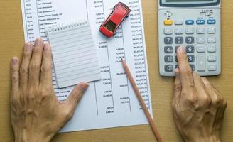 homme planifiant un budget mensuel, finance sur le concept de voiture photo