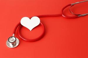 concept de la journée mondiale de la santé - vérifier la santé - prendre soin et aimer - stéthoscope avec coeur photo
