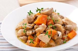 ragoût de poulet aux légumes et champignons dans une sauce à la crème photo