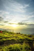 vue sur les montagnes indonésiennes avec une large herbe verte photo