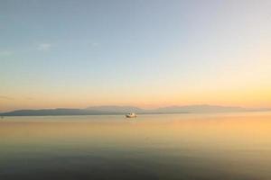 vue panoramique sur le lever du soleil sur le lac dans le géoparc national de l'unesco du lac toba, belle vue paysage avec brouillard le matin photo