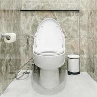 gros plan sur la conception intérieure de style moderne d'une toilette à chasse d'eau dans la salle de bain photo