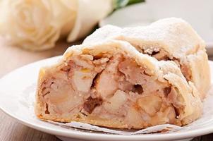 tranche d'un strudel aux pommes sur l'assiette photo