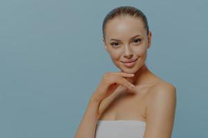 bannière web pour clinique de dermatologie, jeune femme aux seins nus sensuelle avec une peau propre et d'apparence saine