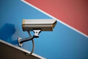 caméra de sécurité de surveillance sur le mur. photo