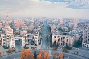 université derzhprom et karazin à kharkiv. vue de perspective nauky. prise de vue aérienne au matin d'automne. photo
