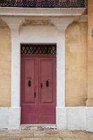 Porte aux couleurs vives dans un bâtiment en pierre photo