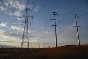 lignes électriques contre un ciel de prairie photo