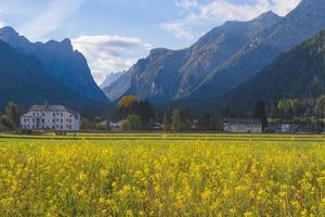 belle vue sur le paysage de la petite ville de belluno au nord de l'italie. photo