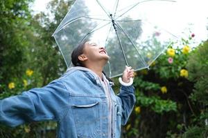 sourire jeune fille s'amusant sous la pluie. photo