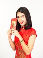 les femmes asiatiques en costumes nationaux chinois tiennent des cartes de voeux pour l'événement du nouvel an chinois photo