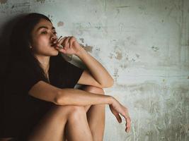 les adolescentes sont sur le point de fumer des cigarettes contenant des ingrédients médicamenteux nocifs photo