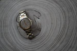 montre-bracelet dorée de luxe pour hommes classiques sur fond de bois photo