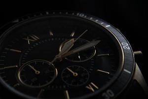 élégante montre-bracelet noire avec détails dorés photo
