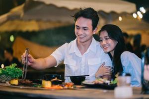 image de jeune couple asiatique en train de dîner ensemble photo