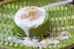 pudding de pandanus à la crème de noix de coco sucrée, desserts thaïlandais traditionnels décorés dans un style moderne, avec un nom thaïlandais appelé ka-nom piak-poon. photo