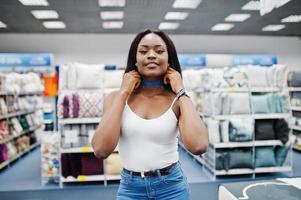 portrait d'une femme fantastique avec un héritage afro-américain marchant dans le magasin. photo