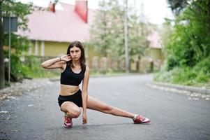 fille de sport au sportswear exerçant dans un parc verdoyant et s'entraînant dans la nature. un mode de vie sain. photo