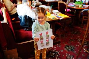 préparation au concept de pâques. petite fille dessinant un lapin. photo