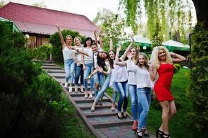 filles s'amusant tout en posant dehors dans le parc lors de la soirée entre célibataires. photo