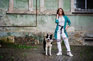 fille à la mode avec un chien laika husky photo