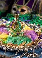 gâteau des rois avec couronne entourée de perles de mardi gras photo