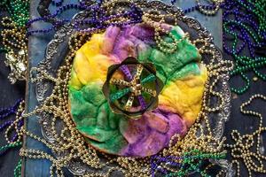 King cake avec couronne entourée de perles de mardi gras flatlay photo