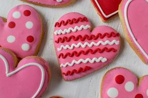 groupe de biscuits en forme de coeur avec détail de glaçage photo