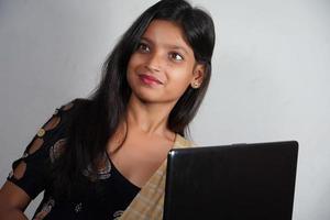 une fille indienne avec un ordinateur portable photo