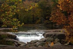 vue encadrée de la vallée tombe un jour d'automne brumeux photo