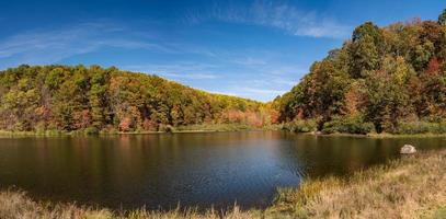 panorama du lac Coopers Rock dans le parc d'état aux couleurs d'automne et d'automne photo