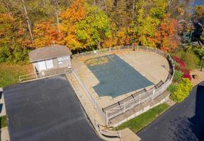 photo aérienne par drone de la couverture de la piscine protégeant l'installation des feuilles d'automne