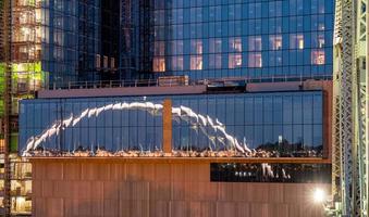 Reflet du pont des anciens combattants coréens dans la fenêtre des immeubles de bureaux alors que le crépuscule tombe à Nashville photo