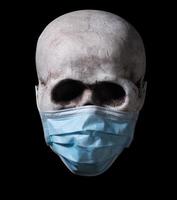 image isolée d'un crâne humain équipé d'un masque facial contre le coronavirus photo