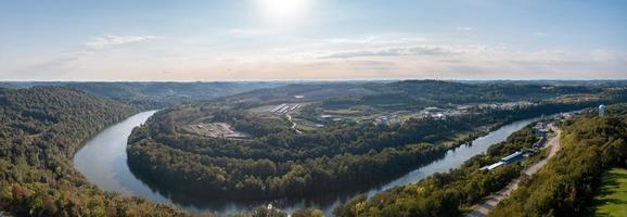 panorama aérien de morgantown en virginie occidentale avec la zone industrielle photo