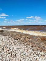 plage rocheuse du lac ou de la mer photo