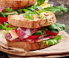 sandwich au jambon, fromage et légumes frais photo