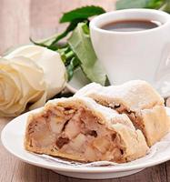 tranche d'un strudel aux pommes sur l'assiette photo