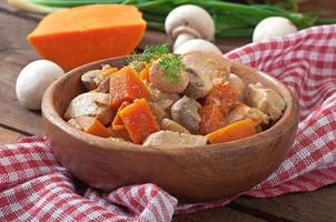 ragoût de poulet aux légumes et champignons dans une sauce à la crème photo